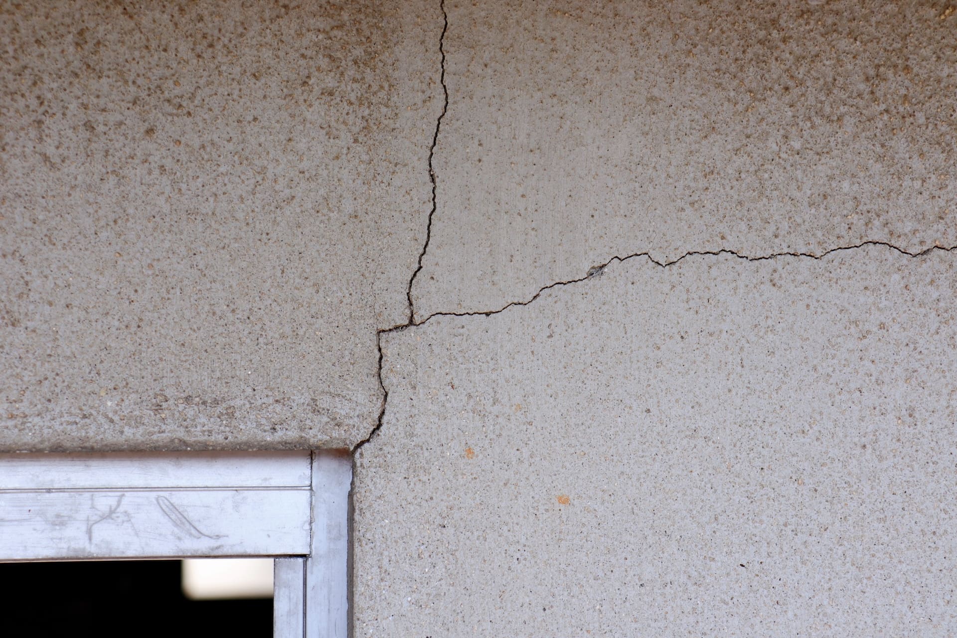 劣化によるコンクリート剥落の危険性